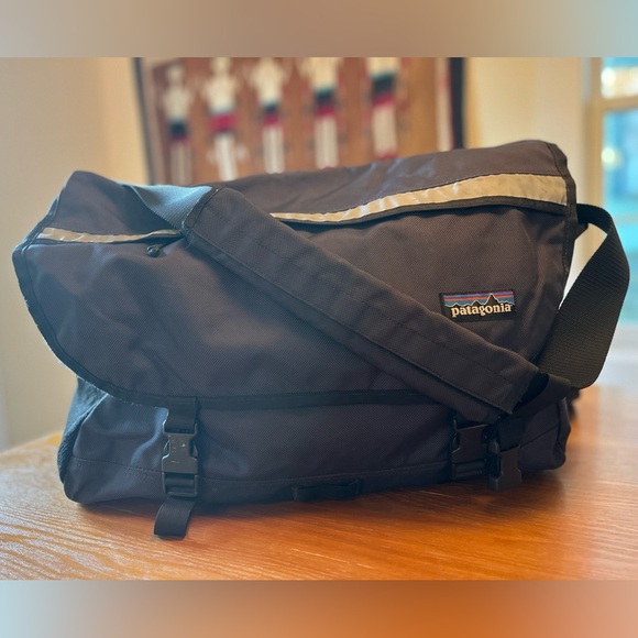 Patagonia • Vintage Messenger Bag • Style 43275FA • Late 1990s